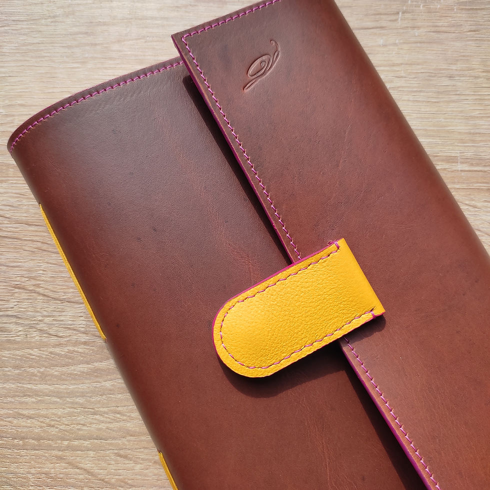 Miniatura: Libreta Flexible Cuero Café Forro Rosado y Broche