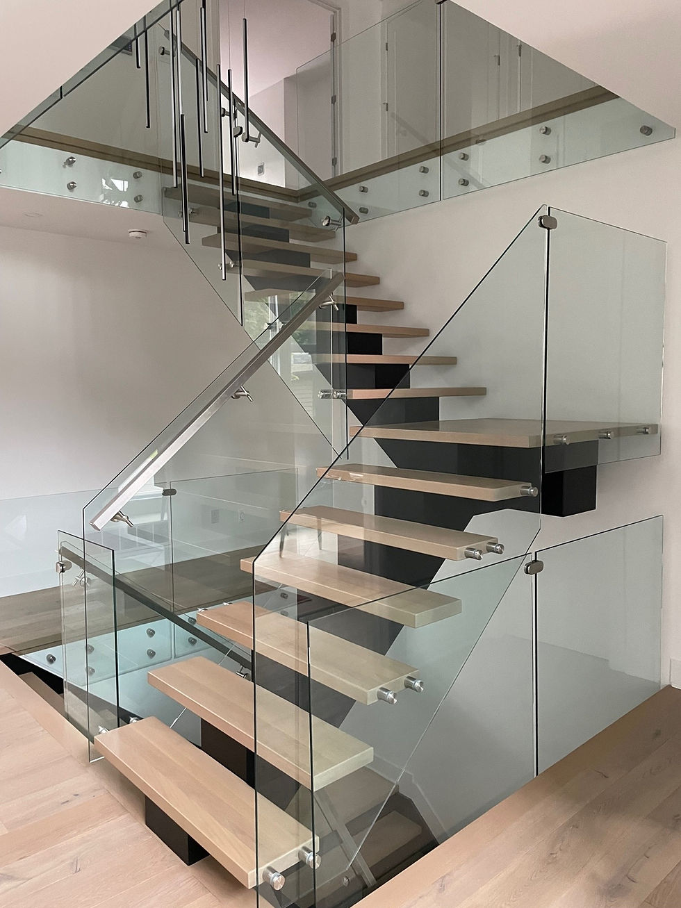 Mono stringer with white oak treads and glass railing