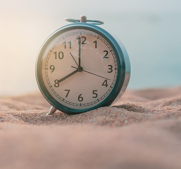 vecteezy_selective-focus-of-alarm-clock-with-nature-background_2073427.jpg