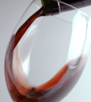 Weinglas, elegant gefüllt – symbolisiert Entspannung und Genuss bei einem Yoga & Wein-Event im ZeitRaumYogaStudio.