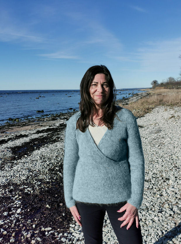 Stickad damtröja, omlottmodell, i gotlandsull