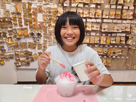 デザインポケット大阪本店の食品サンプル制作体験で、笑顔でかき氷を作る女の子