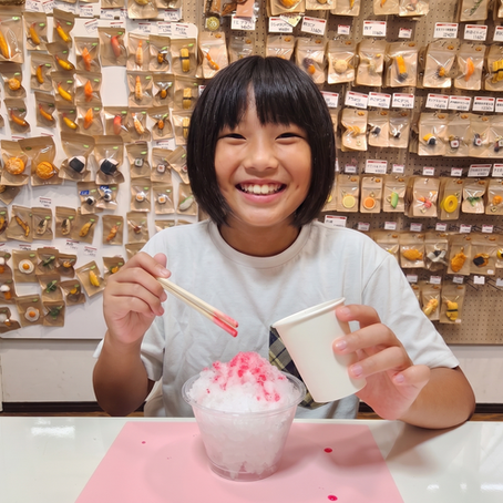 デザインポケット大阪本店の食品サンプル制作体験で、笑顔でかき氷を作る女の子