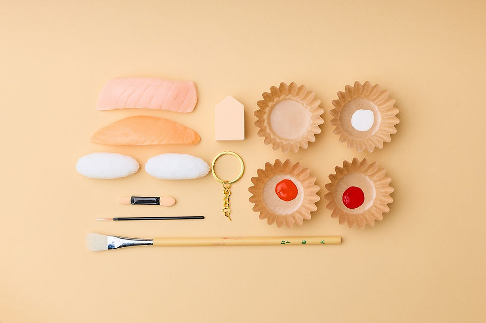 食品サンプル作り体験で使用する、お寿司の型や専用の絵の具・筆などの制作道具一式