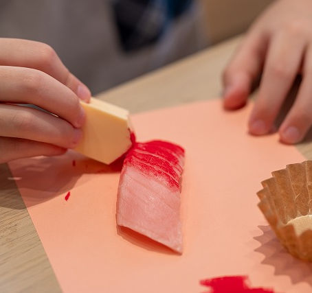 食品サンプル寿司制作体験子どもが制作中