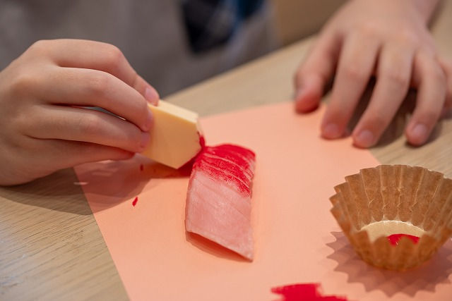 食品サンプル寿司制作体験子どもが制作中