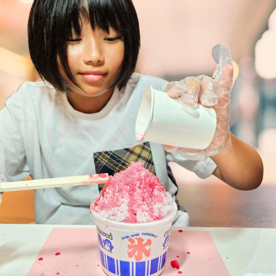 食品サンプルかき氷制作体験を作る少女の様子