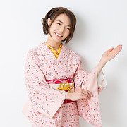着物で若い女性