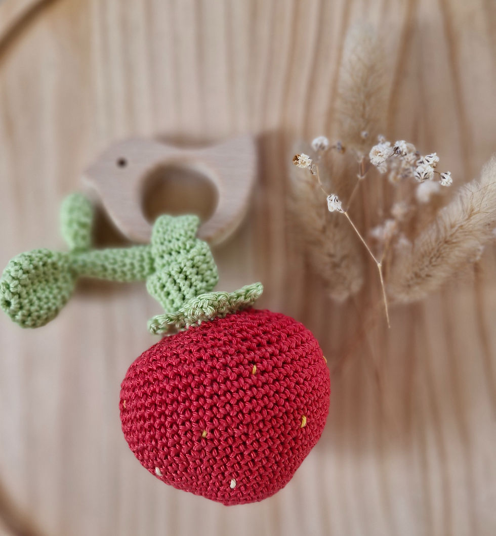 Miniaturbild: Gehäkelte Baby-Rassel im Erdbeer-Motiv