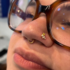 Piercing Nase Schwarzmalerei