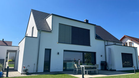 Neubau Einfamilienhaus mit großen Glasfronten M. H.P. Bau