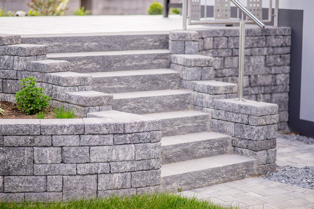 Steintreppe mit Mauer