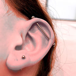 Piercing Ohr Schwarzmalerei