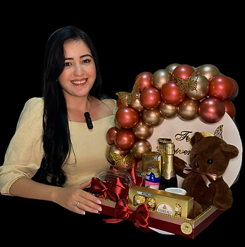 imagem da criadora da bella cesta segurando uma cesta decorativa linda com arcos de balões e recheada com chocolates