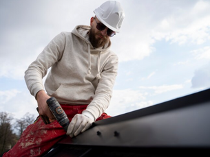 A Homeowner's Guide to Eavestrough Repair vs Full Replacement