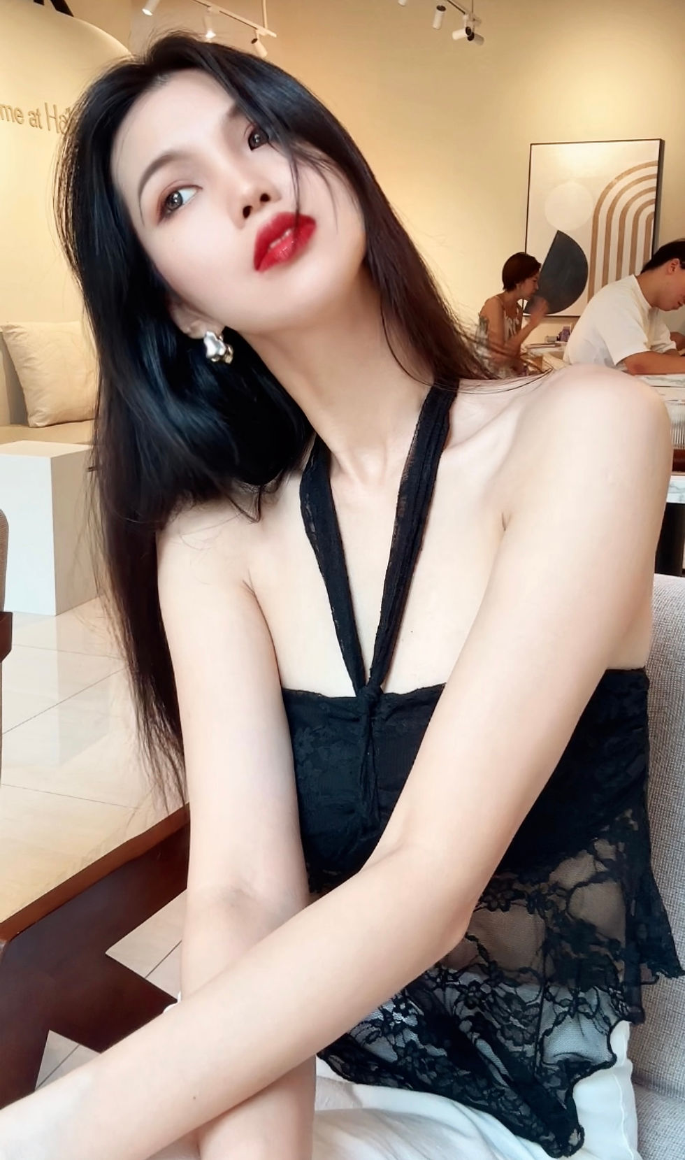 alt="M·A·C 超鎖吻霧感唇釉 #99 Extra Chili,磚紅色霧面唇妝效果"