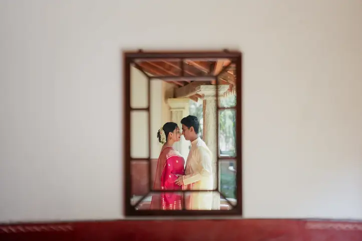 A couple reflection click on the mirror on pre wedding shoot
