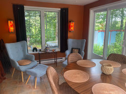 Salle à manger et coin repos