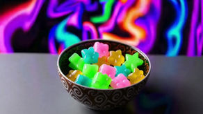 "Descubre el arte de la cocina cannábica con nuestra receta exclusiva de Pastel Mágico de Cannabis con Macadamia, Pistachos y Aguacate. Una delicia que combina sabores ricos y texturas suculentas para una experiencia culinaria única. Ideal para quienes aprecian la gastronomía innovadora y buscan explorar nuevas fronteras en la cocina."