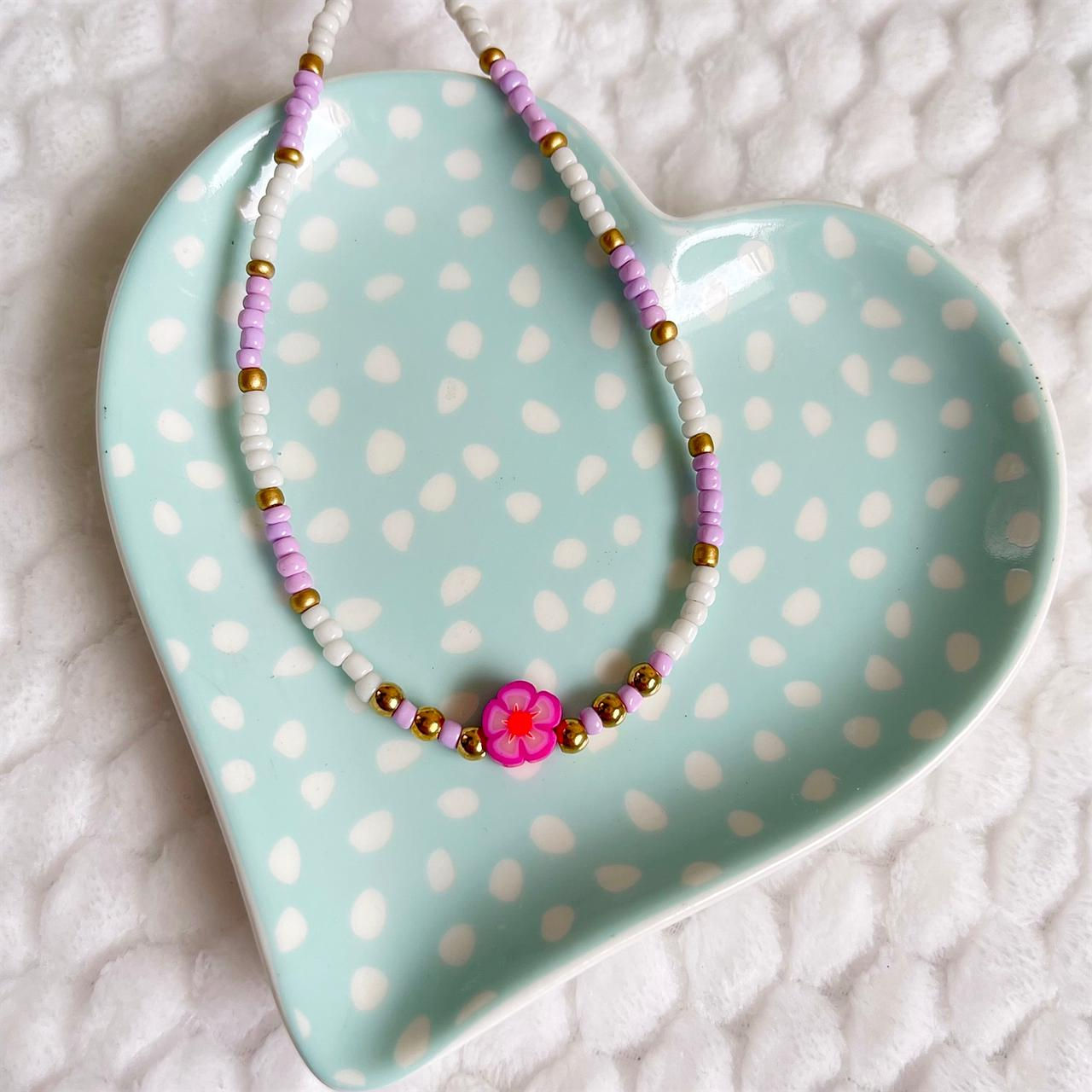 Chocker con flor fucsia