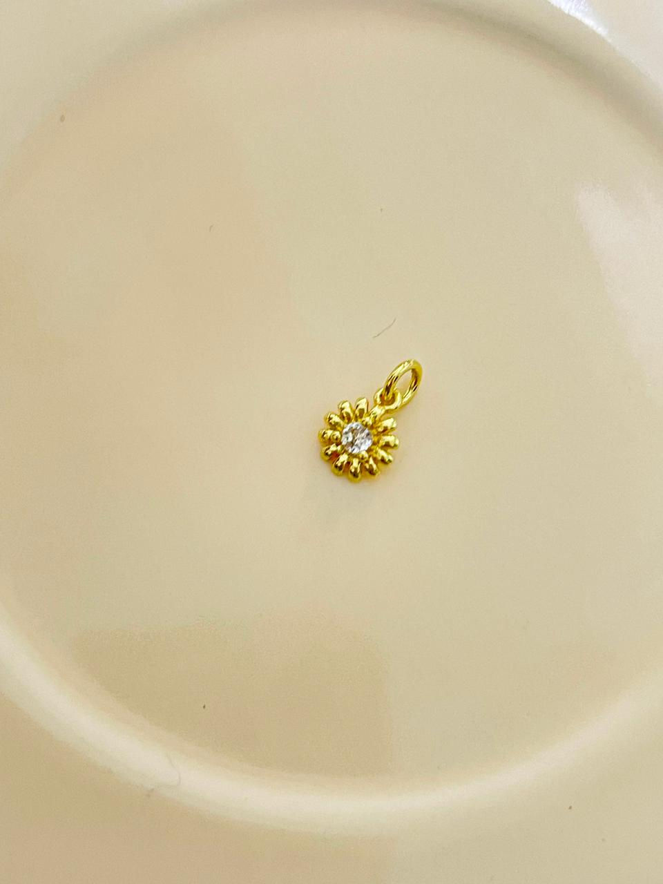 Dije flor oro laminado