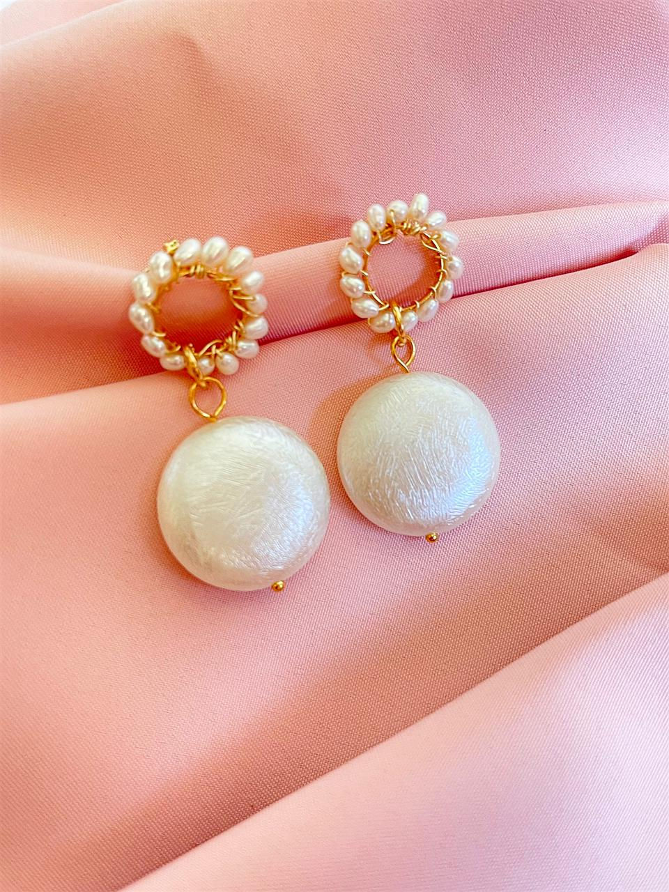 Aretes largos con perlas