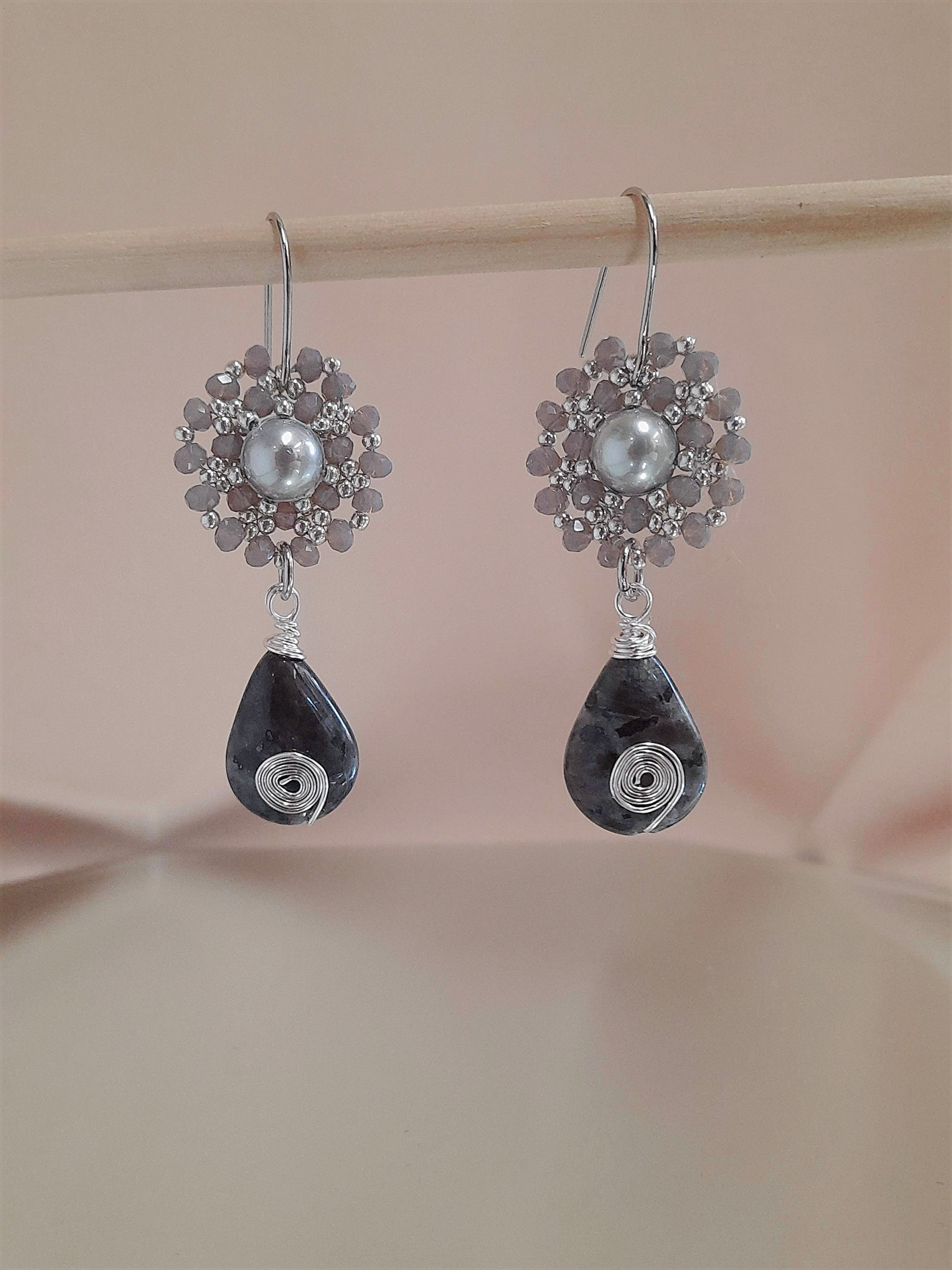 Aretes de cristales y piedras naturales