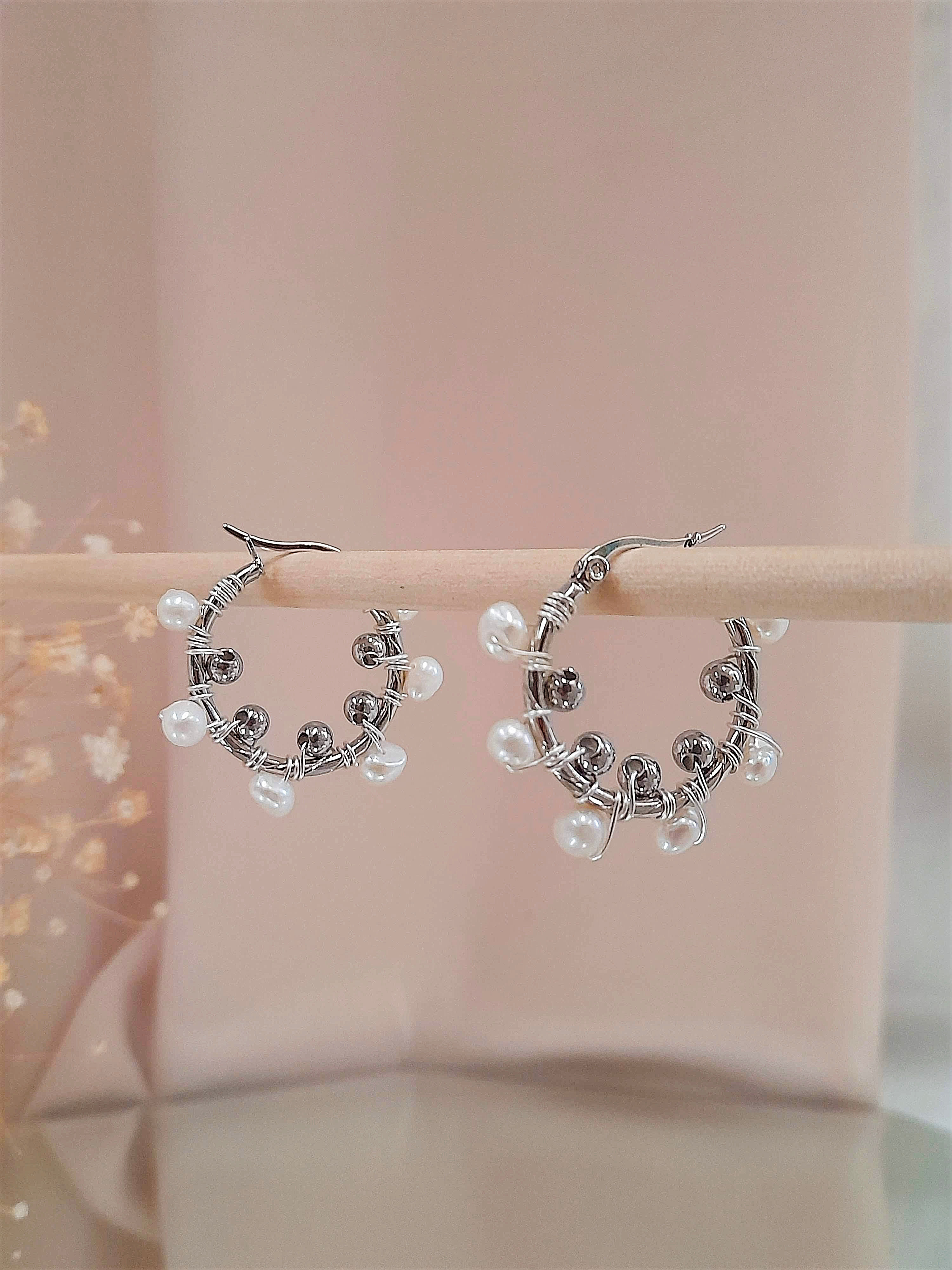 Argollas de perlas y acero