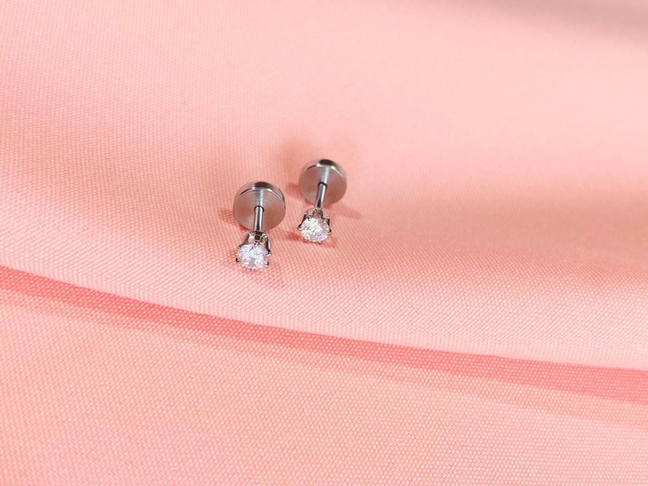 Aretes de acero con tapón de bebe