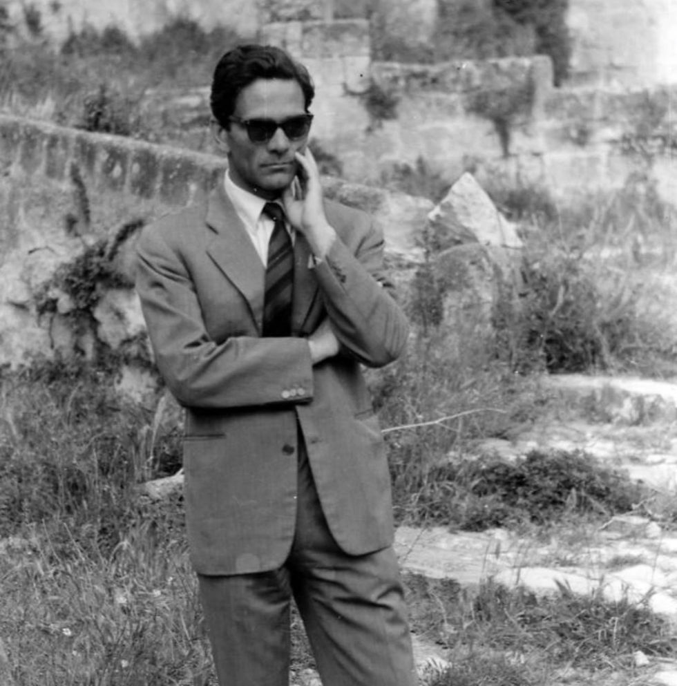 Dopo un anno di silenzio, Pasolini torna a scrivere sulla rubrica di «Vie Nuove» il 15 ottobre 1975. Il suo intervento si inserisce in un momento di forte tensione politica e sociale.