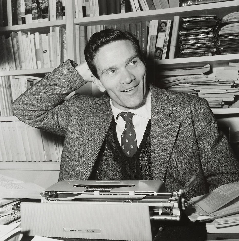 Pasolini nella sua casa romana, via Giacinto Carini 45, Monteverde Vecchio, 12 novembre 1960 © Archivio Palmas/Tutti i diritti riservati