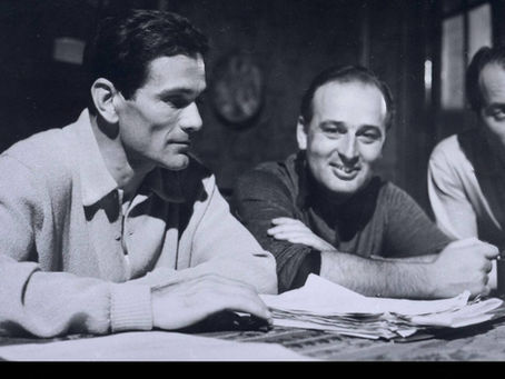 Pier Paolo Pasolini con Mauro Bolognini durante la lavorazione del film La notte brava, 1959©  Archivio Sotico Olycom-La Presse/Tutti i diritti riservati