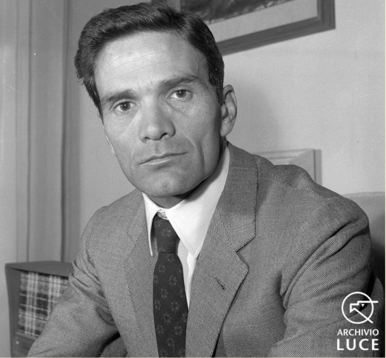 Pier Paolo Pasolini nella sua casa di Fonteiana 86, Monteverde Nuovo, Roma (1957) © Archivio Luce Cinecittà/Tutti i diritti riservati
