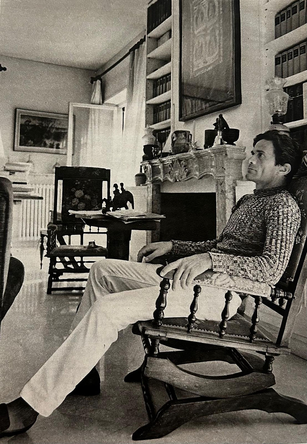 Pier Paolo Pasolini nella sua casa di Via Eufrate 9, Roma © Paolo Di Paolo/Immagini appartenenti alla pubblicazione originale «Tempo», 1968/ Tutti i diritti riservati