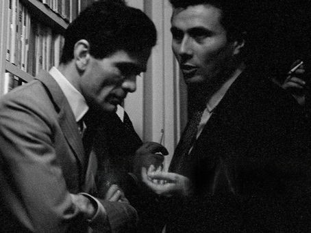 Pier Paolo Pasolini parla con Alberto Arbasino durante il Premio Strega, Roma, 1965 (detail) © Elisabetta Catalano/Archivio Elisabetta Catalano/Tutti i diritti riservati