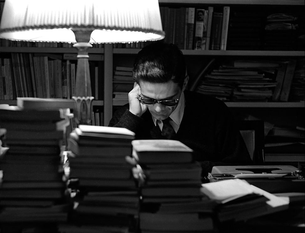Pier Paolo Pasolini nella scrivania del suo studio nella casa di via Giacinto Carini 45, R