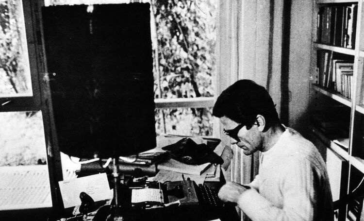 Pier Paolo Pasolini nella scrivania della casa di Via Eufrate 9 © Carlo Bavagnoli (1969) / LIFE / Tutti i diritti riservati.jpg