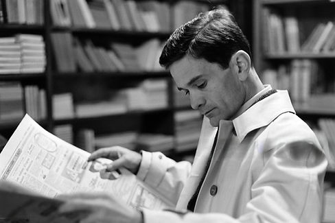 Pier Paolo Pasolini in una libreria di Parigi, dicembre 1961 © Giancarlo Botti_Gamma-Rapho