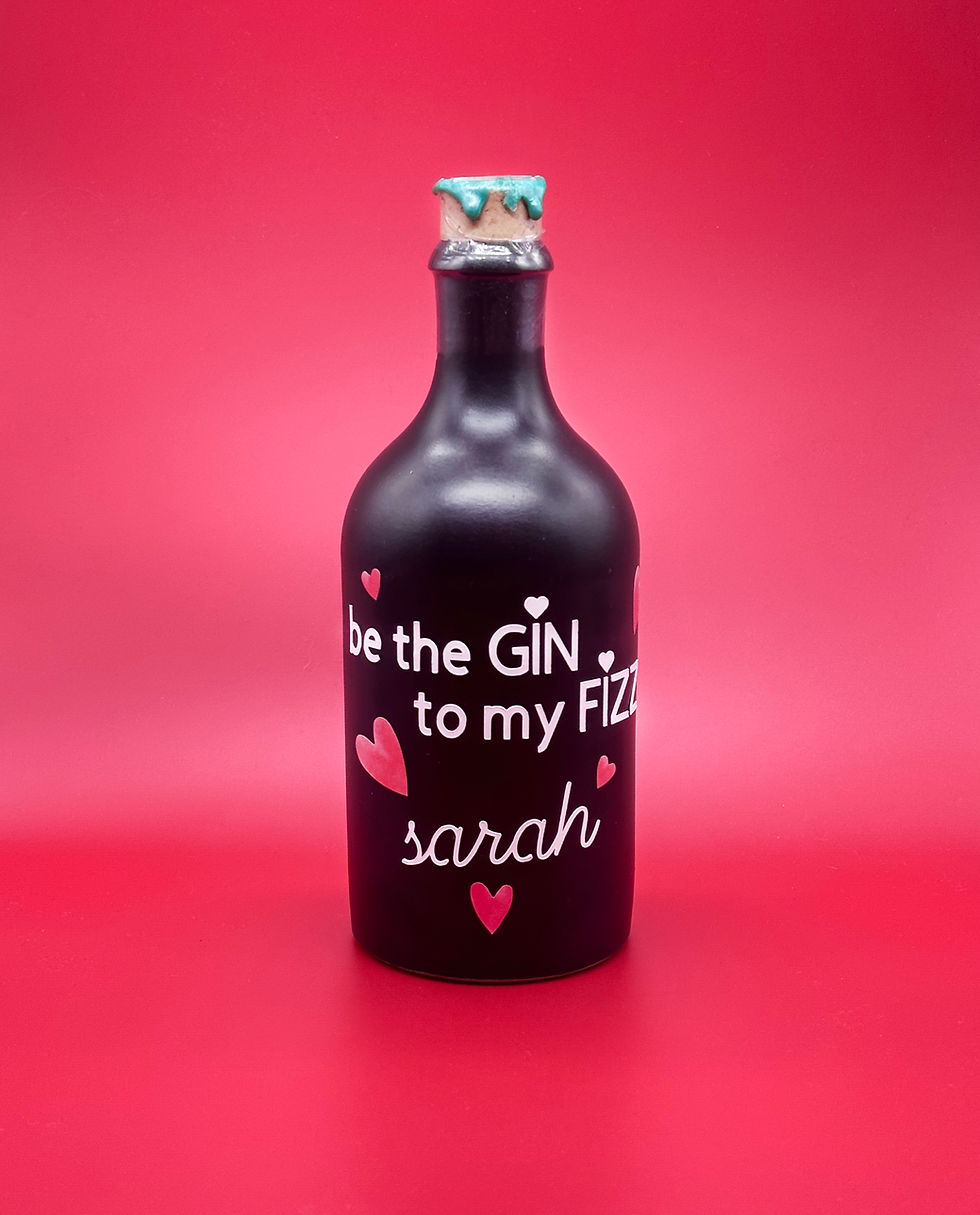 Gin Flasche mit "Be the Gin to my Fizz" Beschriftung
