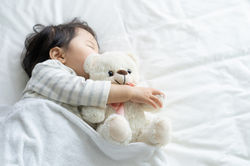 布団で眠る赤ちゃん