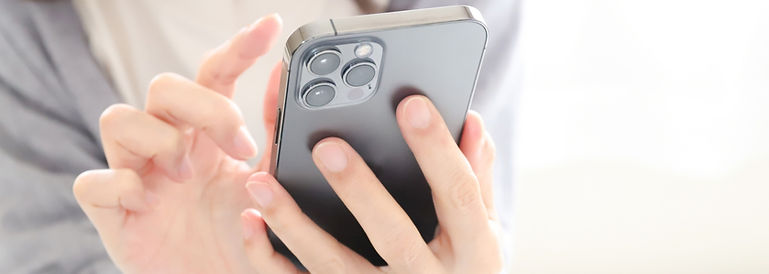 スマートフォンを触る手