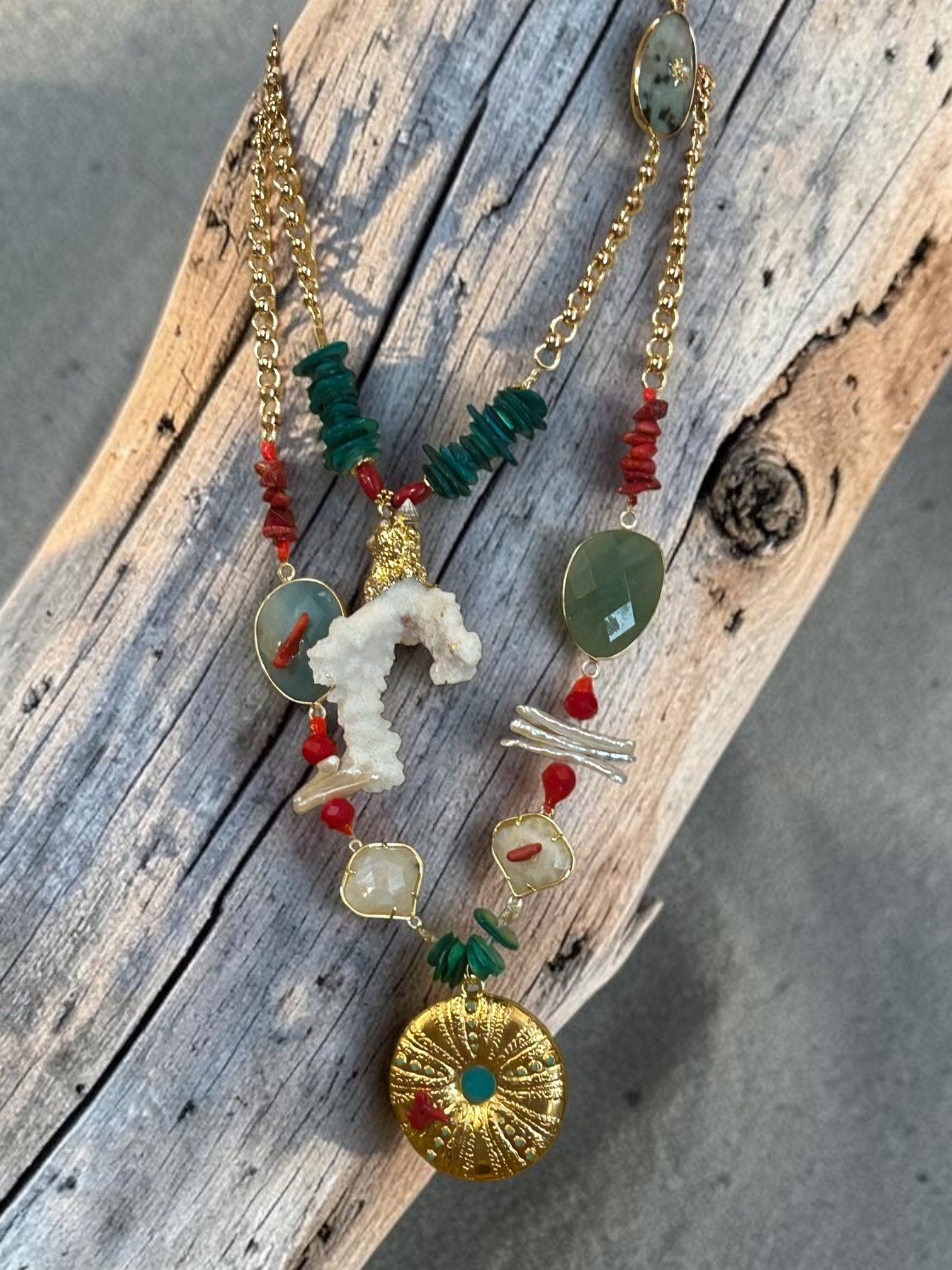 collier corail blanc et collier oursin pierre