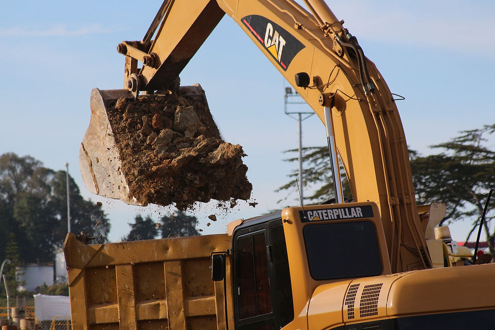 Excavadora levantando escombros