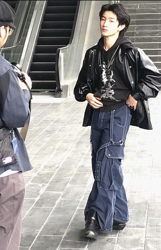 Phối với áo hoodie. Ảnh: Pinterest.