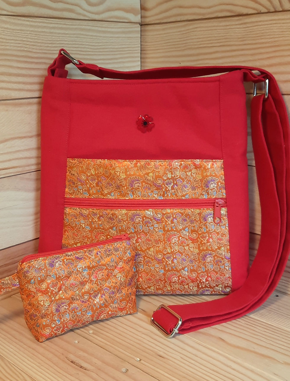 Miniature : Grande sacoche rouge, poche satinée à petits motifs
