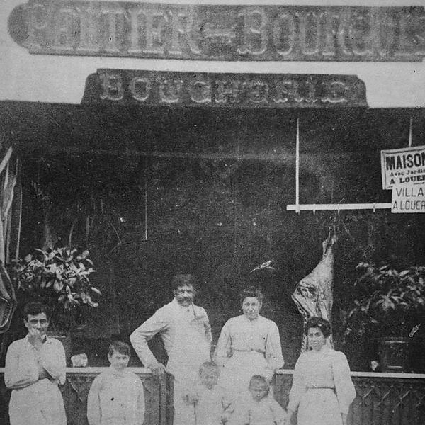 Ancien tableau des arrière-grands-parents du fondateur de Maison Bleuet devant leur boucherie familiale en France