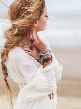 Femme qui pose en vêtements au bord de la mer 