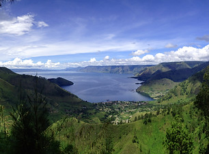 Bergige Landschaft am Meer