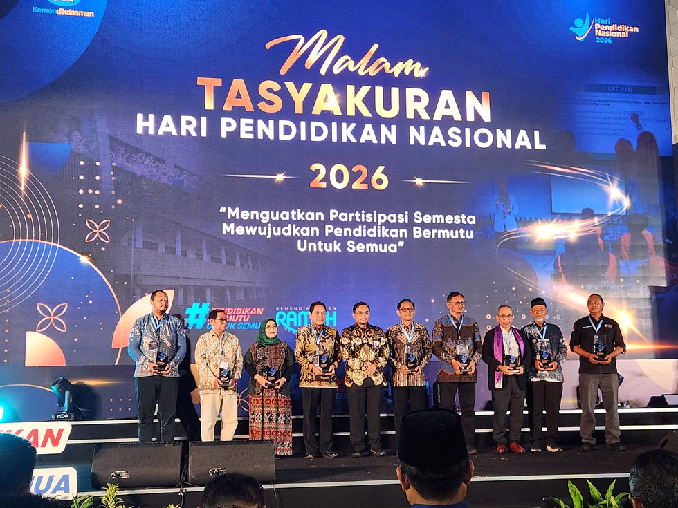 Foto bersama dengan para penerima penghargaan Apresiasi Hardiknas 2026