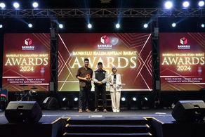 The Appreciation Award was bestowed upon Pusbisindo West Kalimantan by Bawaslu West Kalimantan